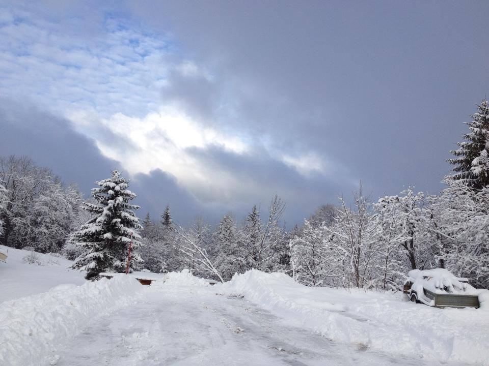 Parking devant la ferme Haut-Jura