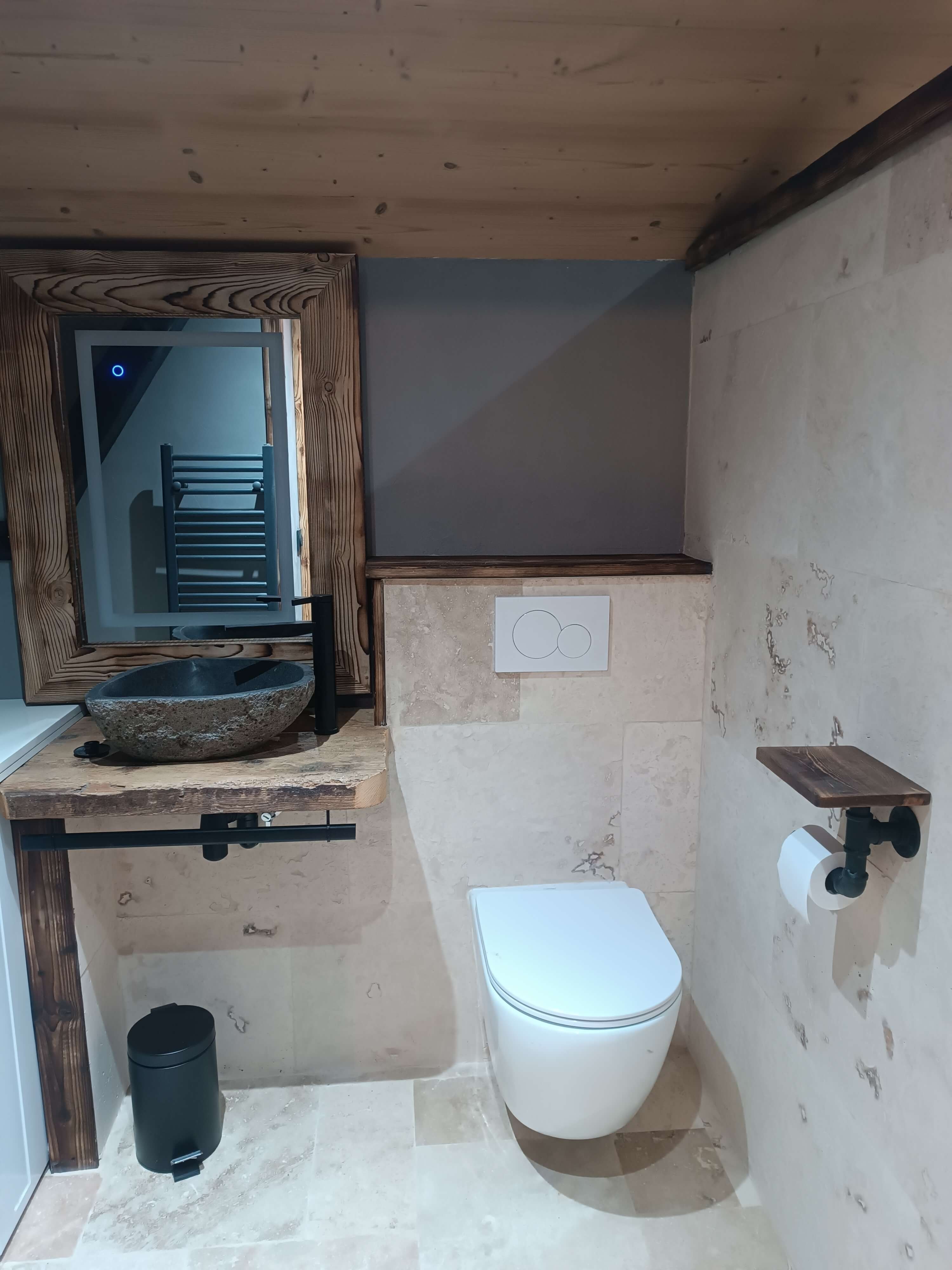 Lavabo et wc du gite Grande Ourse Jura