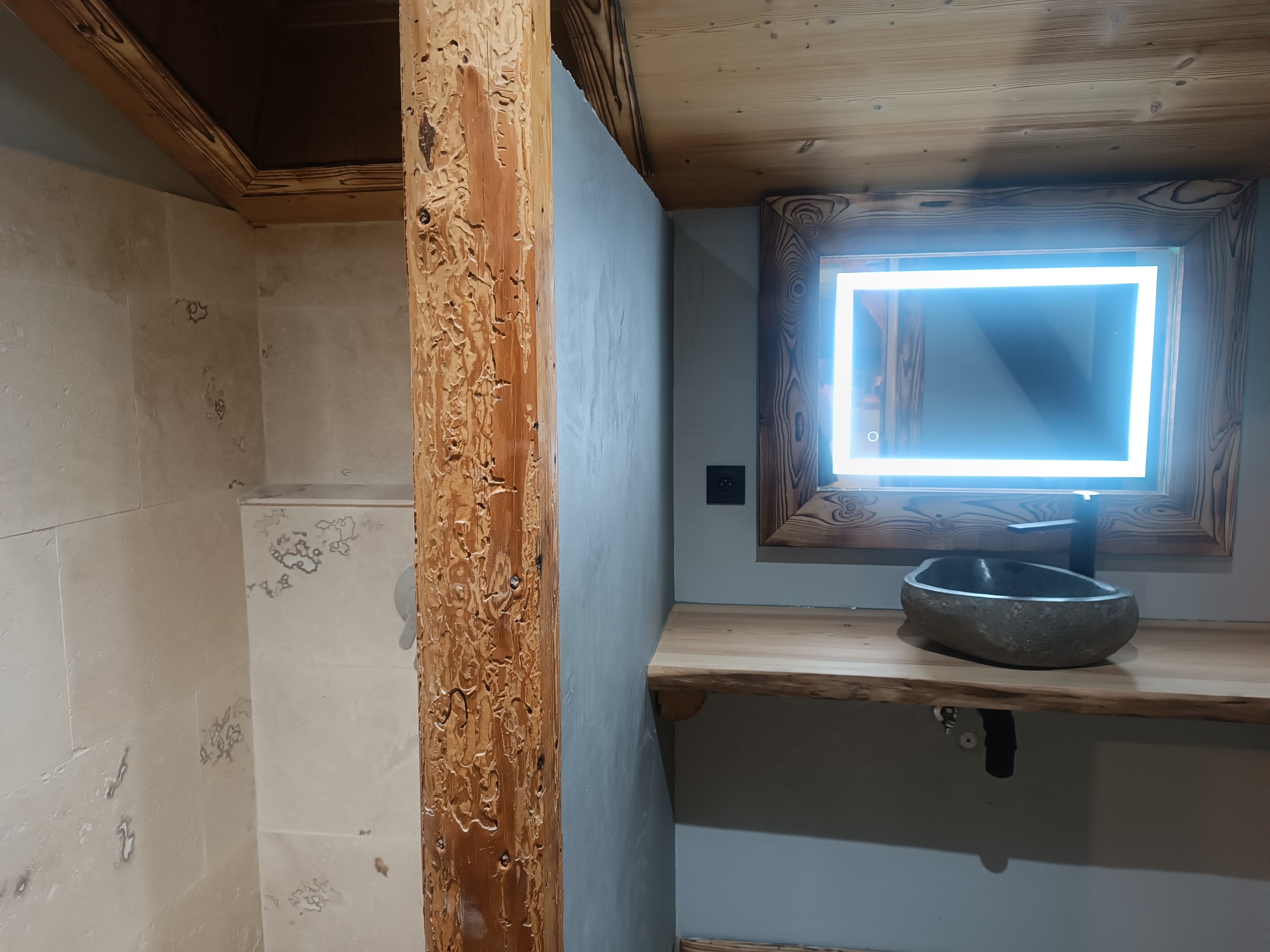 Douche et lavabo du gite Grande Ourse 8 personnes Jura