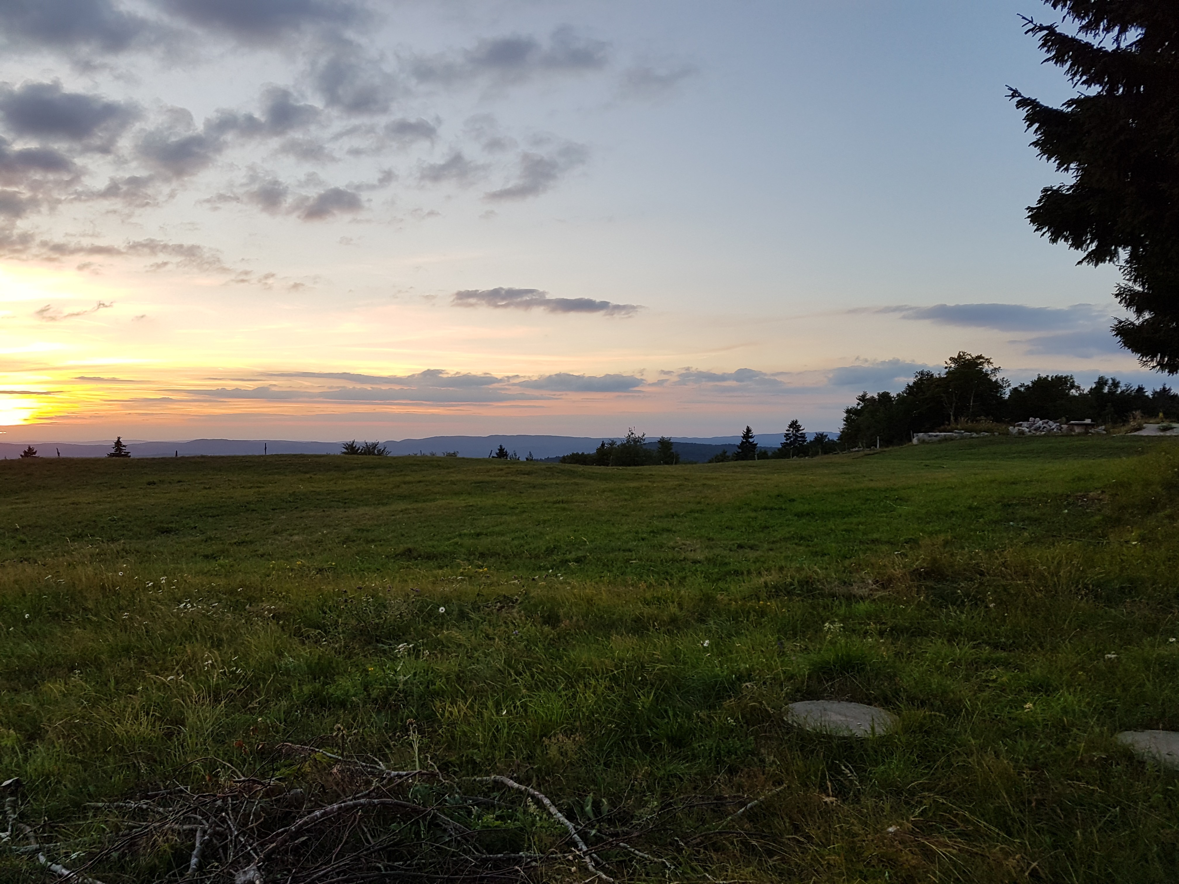 La combe de Laisia coucher de soleil en été