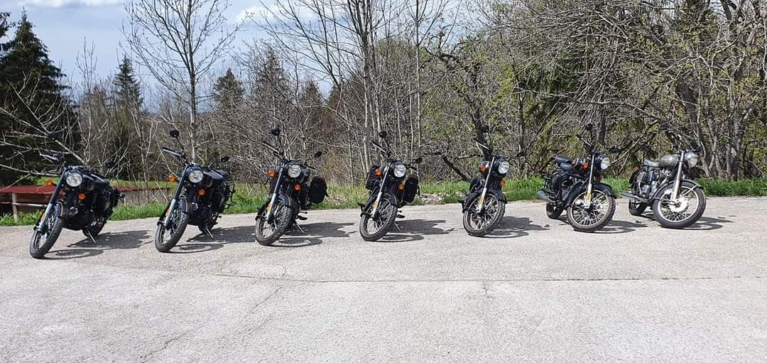 Motos indiennes parking Haut-Jura